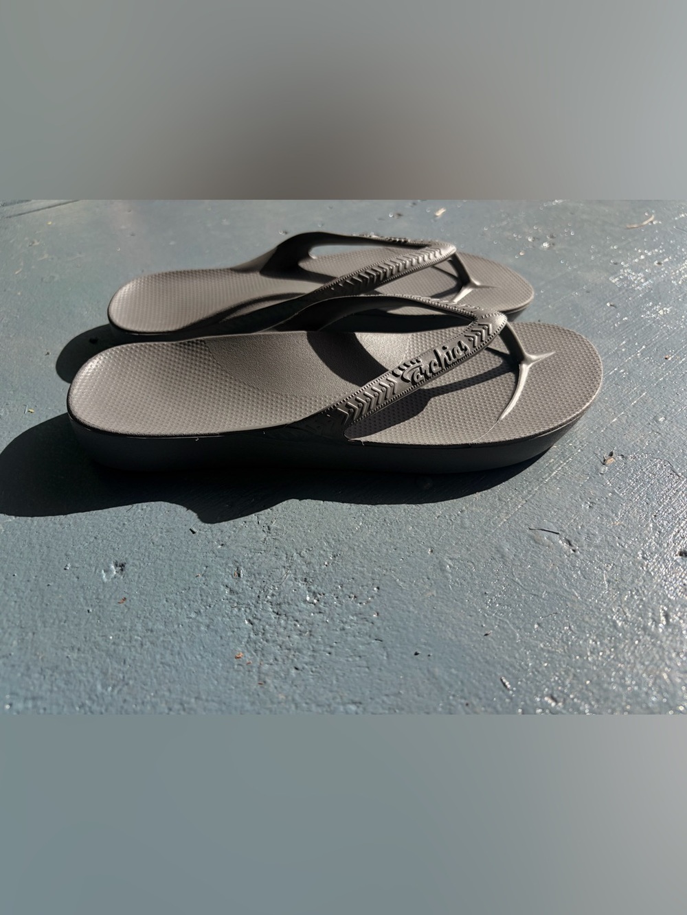 Women's Archies Gray Flip Flop Sandals - Comfortable Everyday Beach Slides - Picture 2 of 4